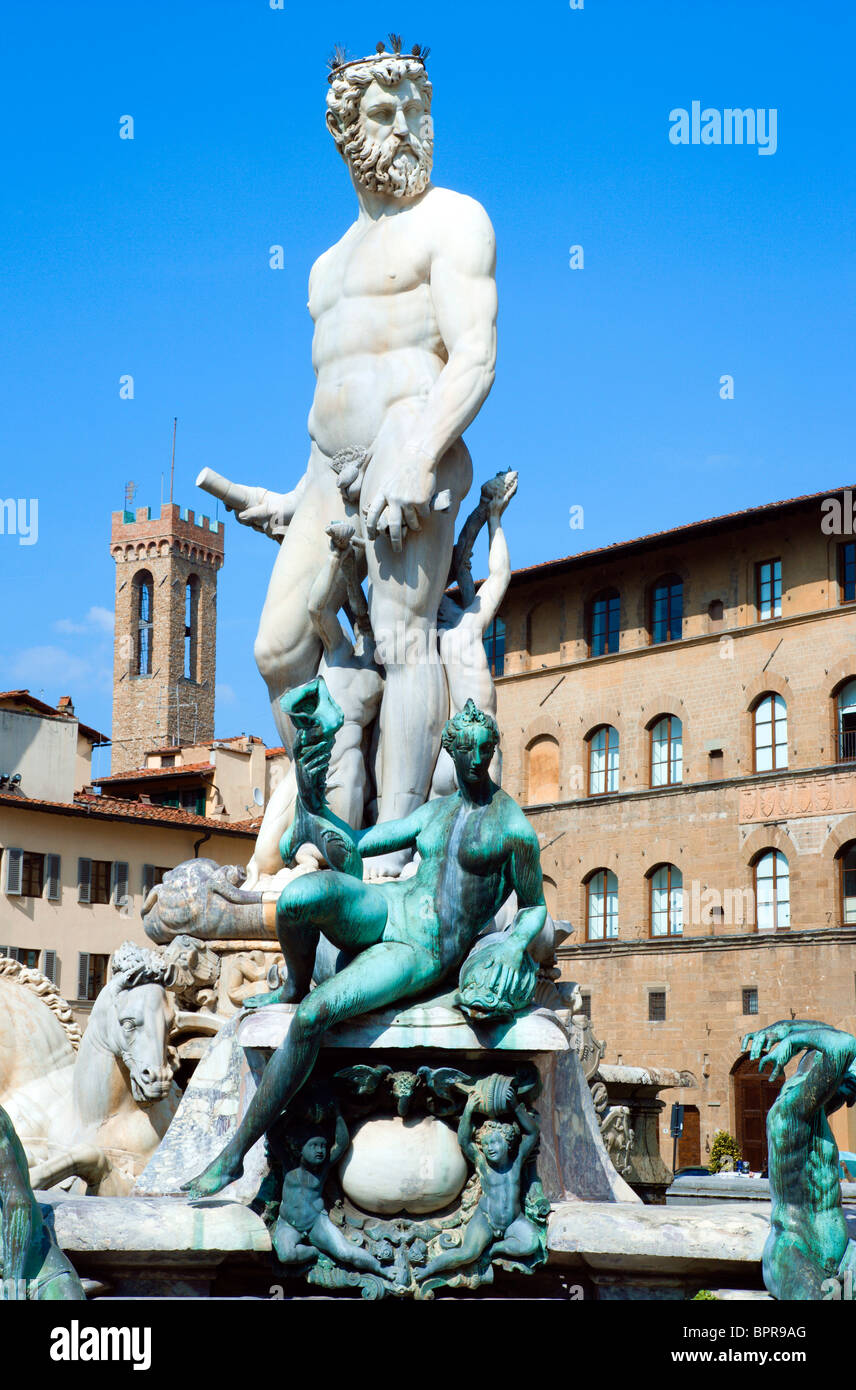 Italia Toscana Firenze Il 1575 manierista fontana di Nettuno da Ammannatti in Piazza della Signoria a fianco del Palazzo Vecchio Foto Stock
