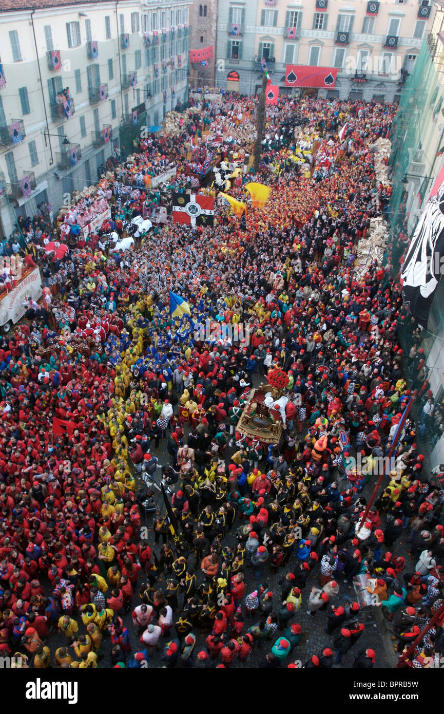 Ivrea, Italia, celebra il Carnivale con l'Arancio battaglie, quando la città reenacts una antica battaglia. Foto Stock