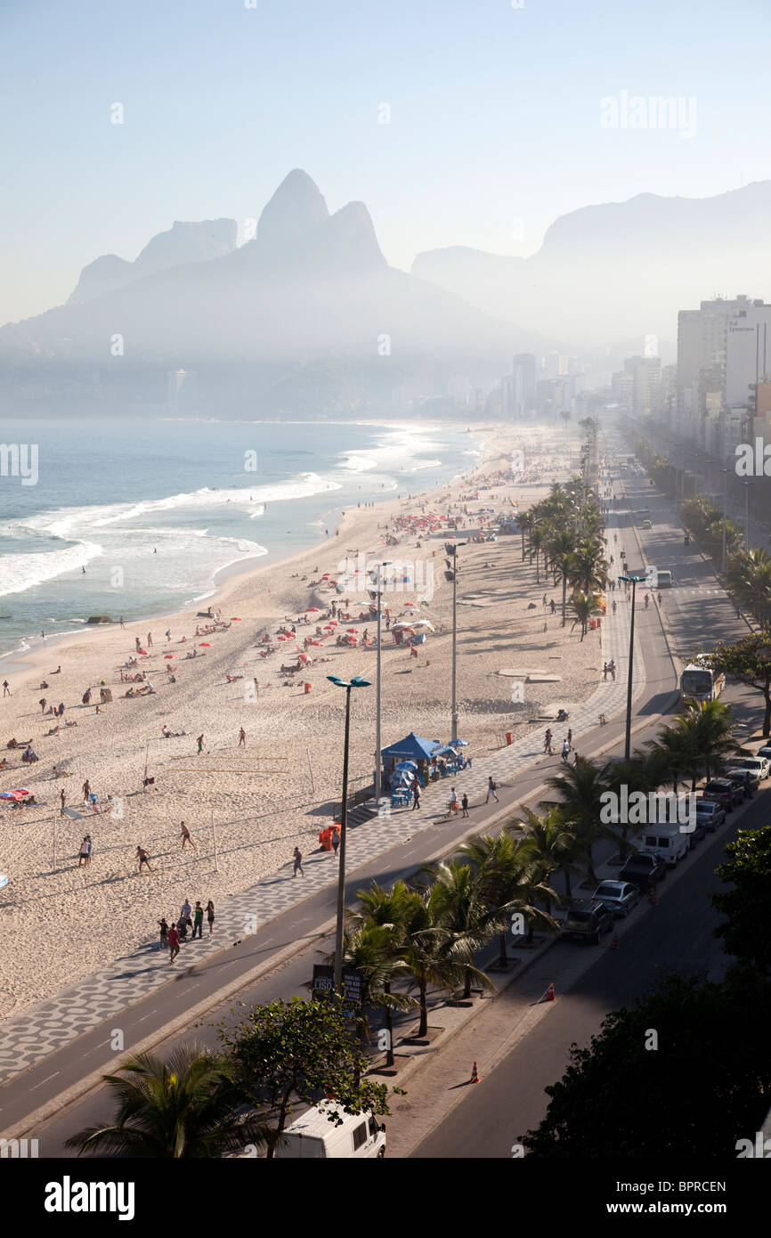 La vasta distesa di Ipanema e Leblon spiaggia, due dei più ricchi quartieri di Rio de Janeiro in Brasile. Foto Stock
