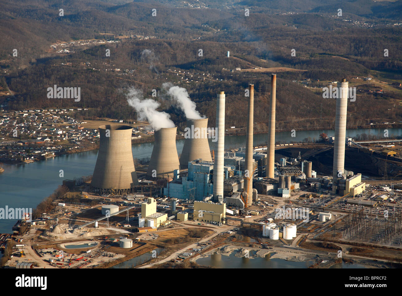 Vista aerea di un impianto alimentato a carbone. Foto Stock