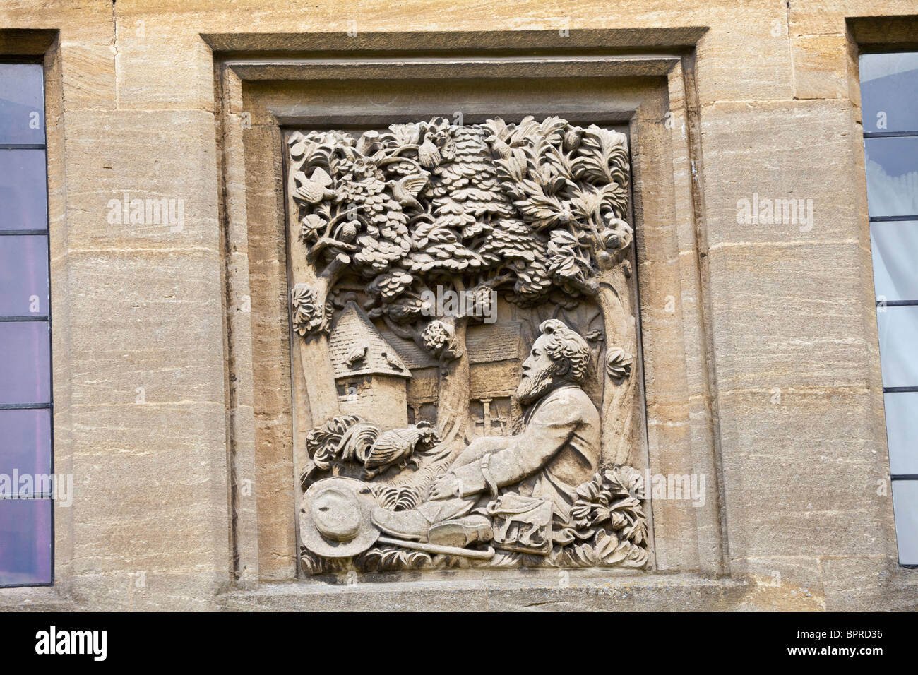 Bassorilievo carving di William Morris consentono a un muro di casa nel villaggio Costwold di Kelmscott, Oxfordshire. Foto Stock