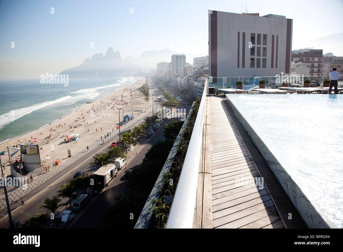 La vasta distesa di Ipanema e Leblon spiaggia, due dei più ricchi quartieri di Rio de Janeiro in Brasile. Foto Stock