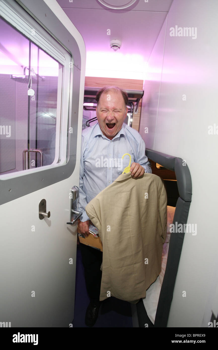 L'immagine mostra un uomo che soggiornano presso Yotel, un hotel economico di minuscole cabine, l'aeroporto di Gatwick, Inghilterra, Regno Unito. Foto:Jeff Gilbert Foto Stock