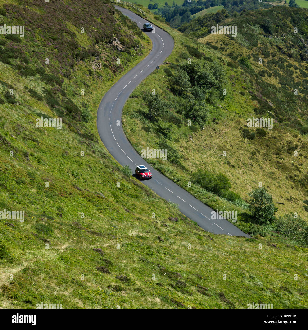 Strada tortuosa sul versante della montagna. Auvergne, Francia. Foto Stock