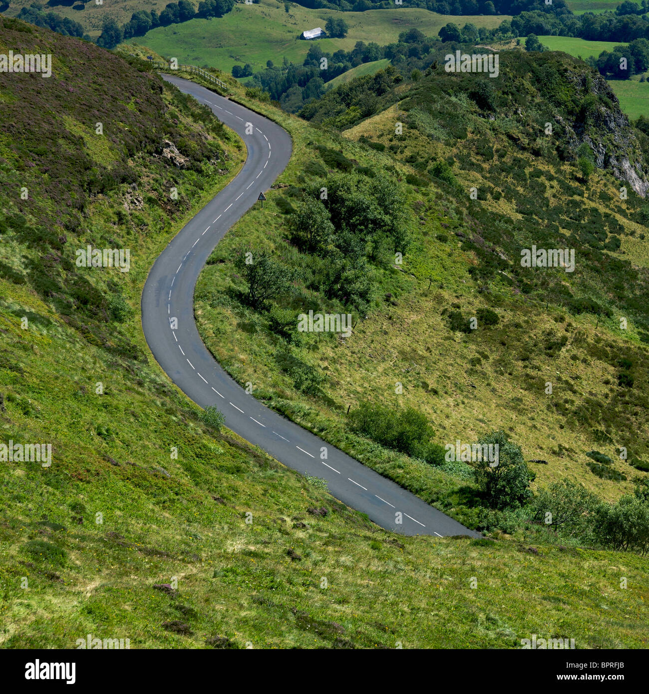 Strada tortuosa sul versante della montagna. Auvergne, Francia. Foto Stock
