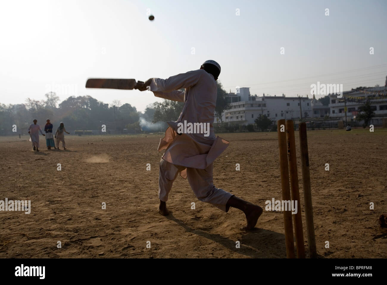 Bambini musulmani a giocare a cricket in campo aperto Bodhgaya,, Bihar, in India. Foto Stock