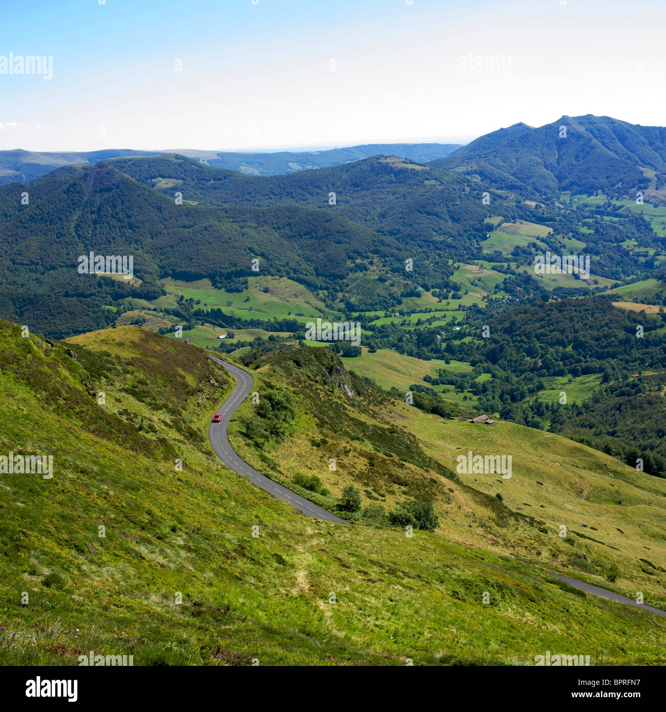 Strada tortuosa sul versante della montagna. Auvergne, Francia. Foto Stock