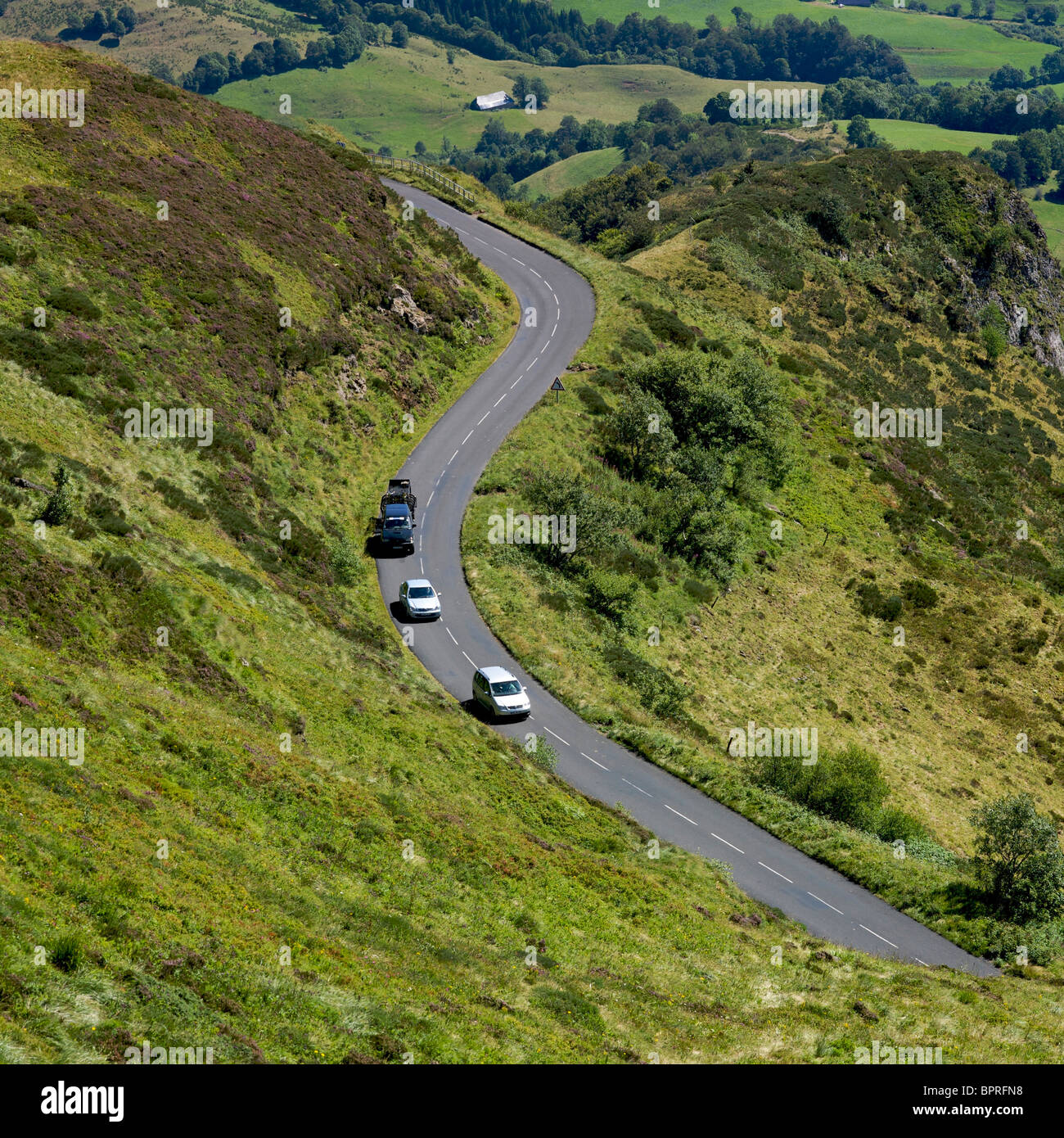 Strada tortuosa sul versante della montagna. Auvergne, Francia. Foto Stock