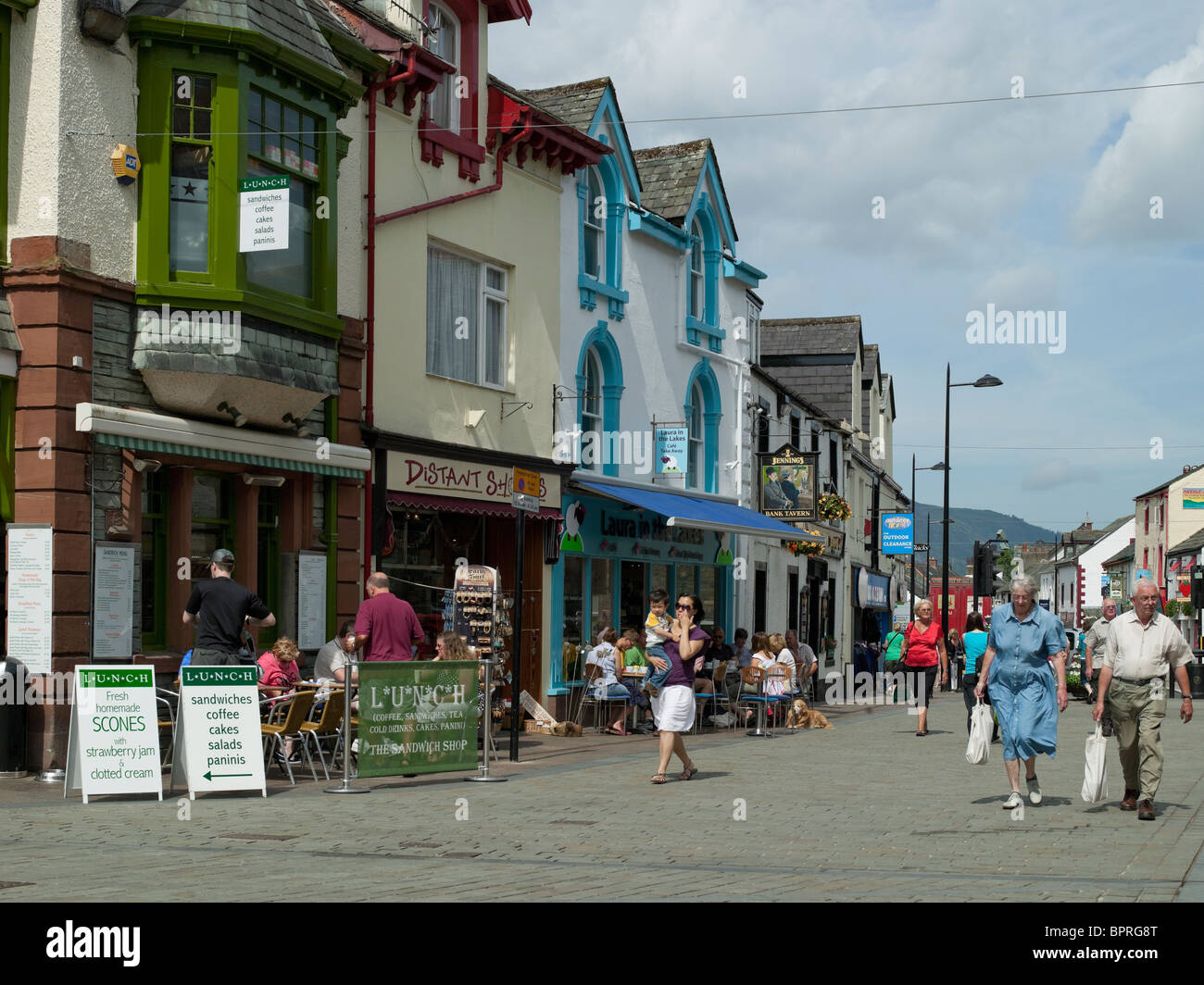 Persone turisti visitatori in Piazza del mercato in estate Keswick Cumbria Inghilterra Regno Unito Gran Bretagna GB Foto Stock