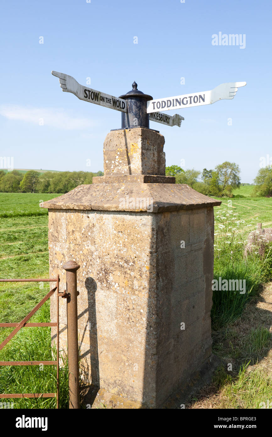 Xviii secolo fingerpost accanto alla B4077 Stow a Tewkesbury road a Toddington, Gloucestershire Foto Stock