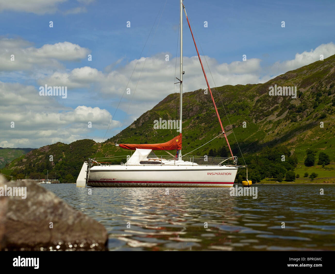 Barca ormeggiata a Ullswater in estate Lake District National Park Cumbria Inghilterra Regno Unito Gran Bretagna GB Foto Stock