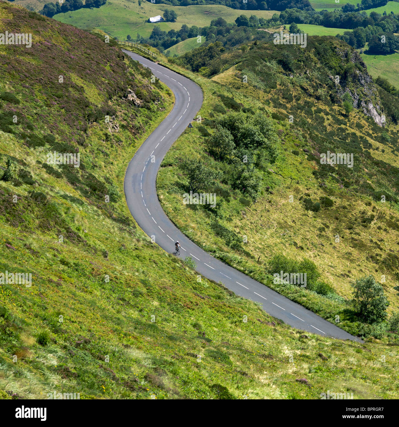 Strada tortuosa sul versante della montagna. Auvergne, Francia. Foto Stock