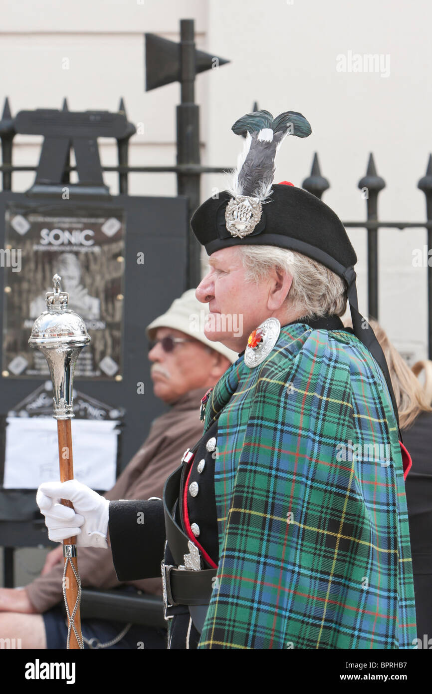 Il Pipe Major con fantasie tartan cape durante il St Albans Magna Charta parade 2010 Foto Stock