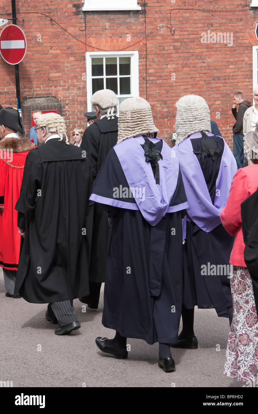 Processione di dignitari bewigged durante il St Albans Magna Carta sfilata Foto Stock