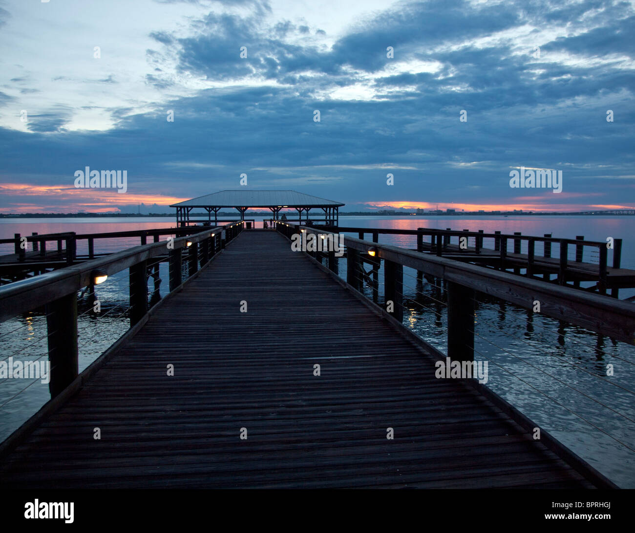 Regolazione del sole al tramonto sulla laguna del fiume Indian al Melbourne Beach Pier in Florida Foto Stock