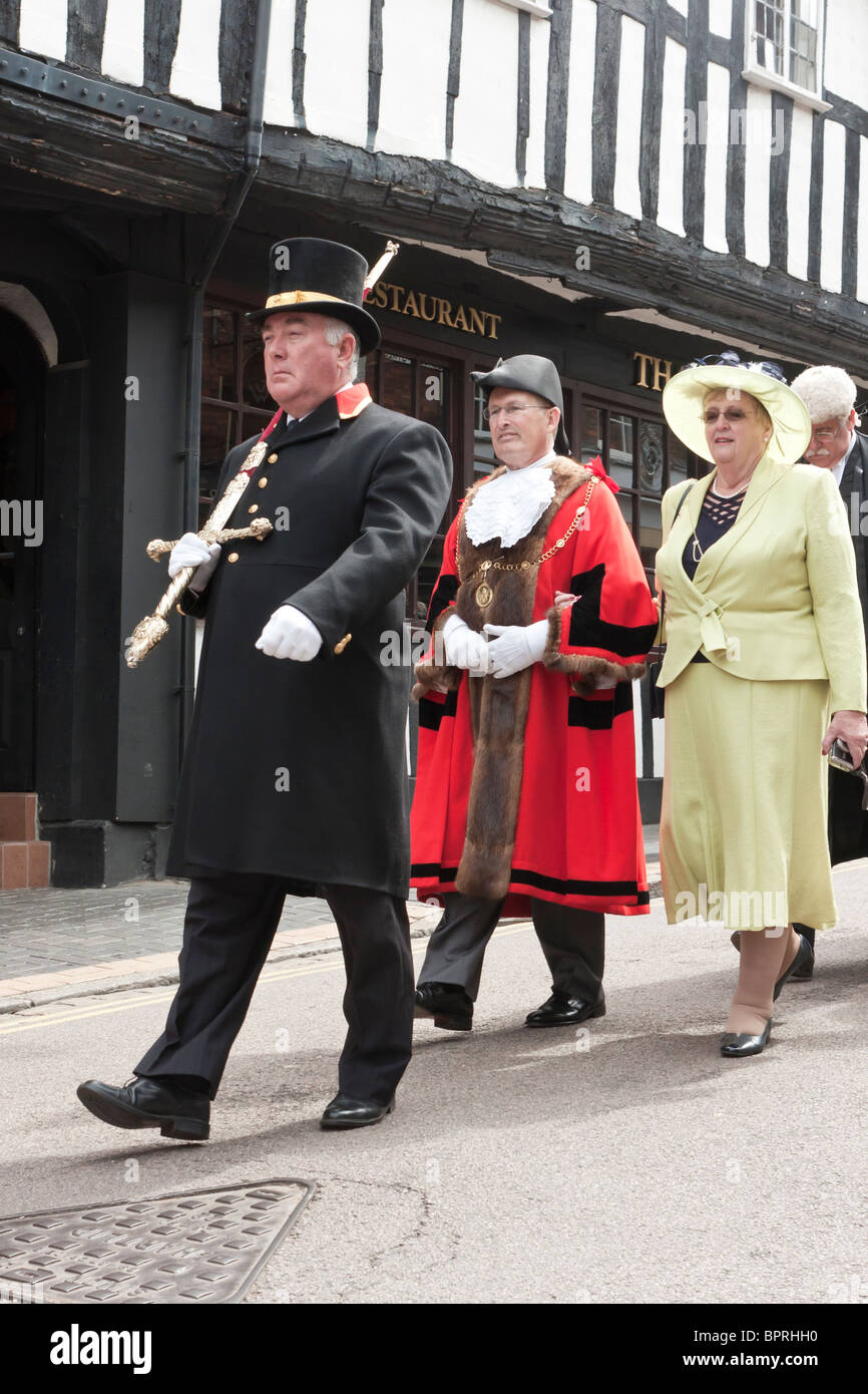 Spada cerimoniale portatore che portano il sindaco di St Edmundsbury Ian Houlder durante il St Albans Magna Charta parade 2010 Foto Stock