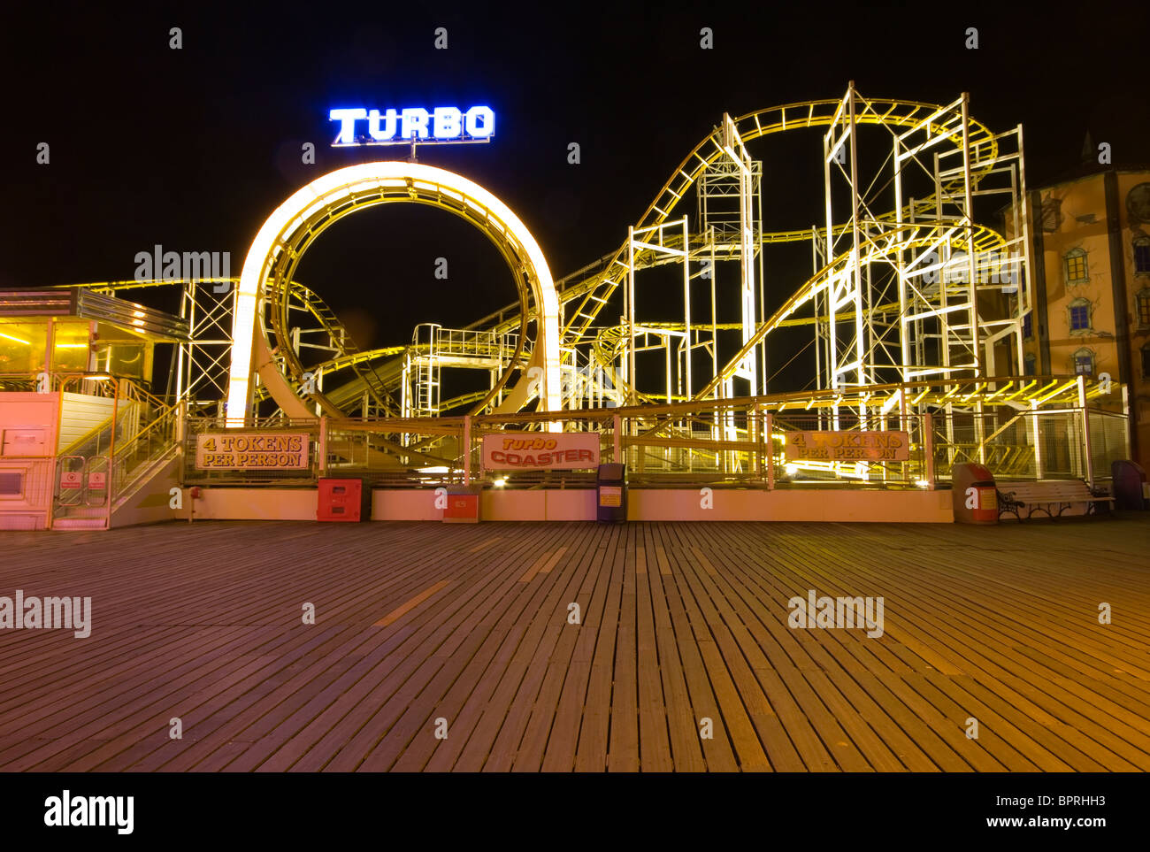 Il Turbo Luna Park Ride illuminata di notte sul molo di Brighton East Sussex England Foto Stock