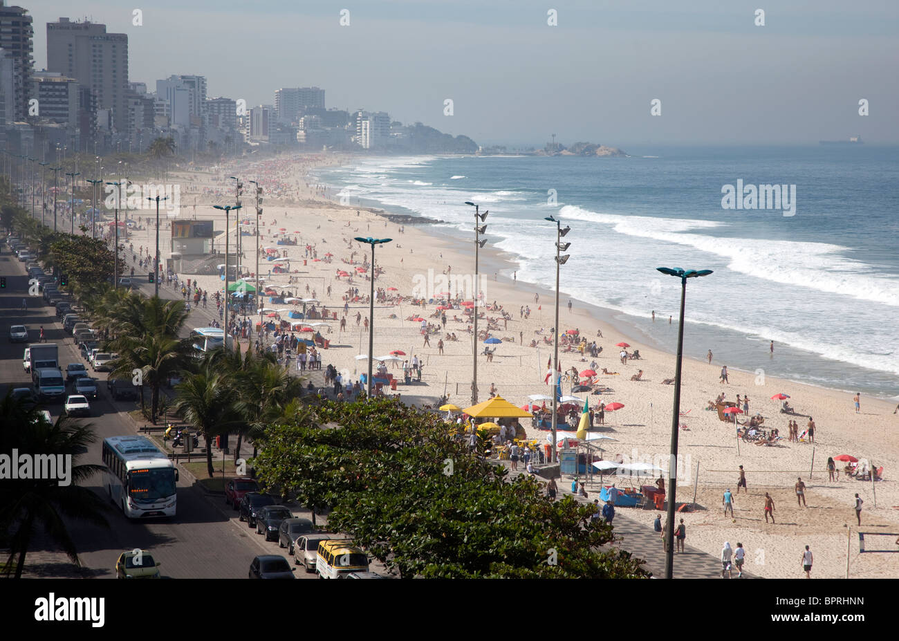 La vasta distesa di Ipanema e Leblon spiaggia, due dei più ricchi quartieri di Rio de Janeiro in Brasile. Foto Stock