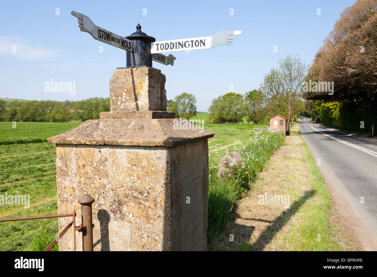 Xviii secolo fingerpost accanto alla B4077 Stow a Tewkesbury road a Toddington, Gloucestershire Foto Stock