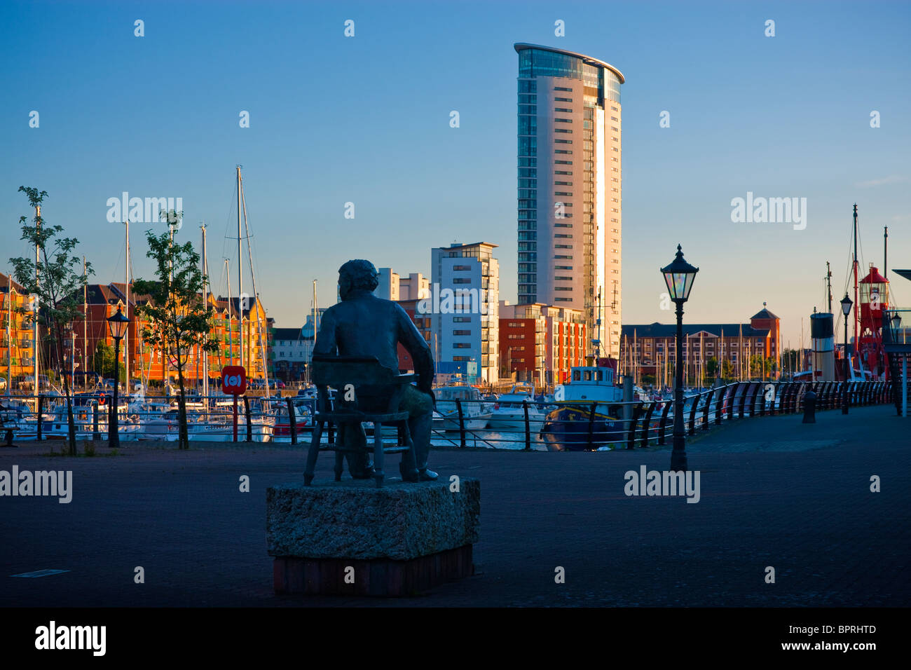 Dylan Thomas statua Swansea Maritime Quarter Swansea Marina Swansea Galles al crepuscolo Foto Stock