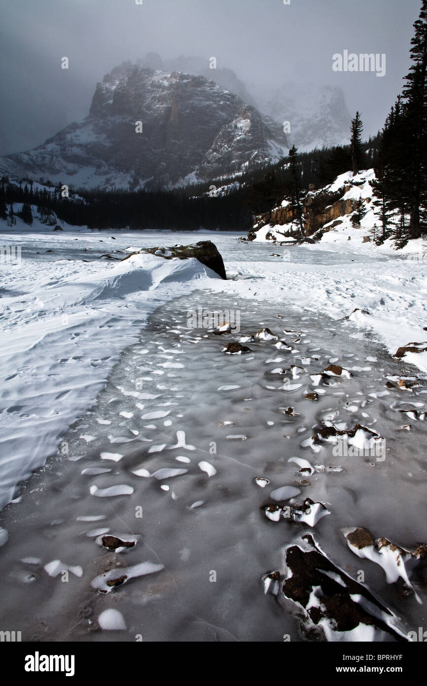 Lago ghiacciato (Loch) Parco Nazionale delle Montagne Rocciose Foto Stock