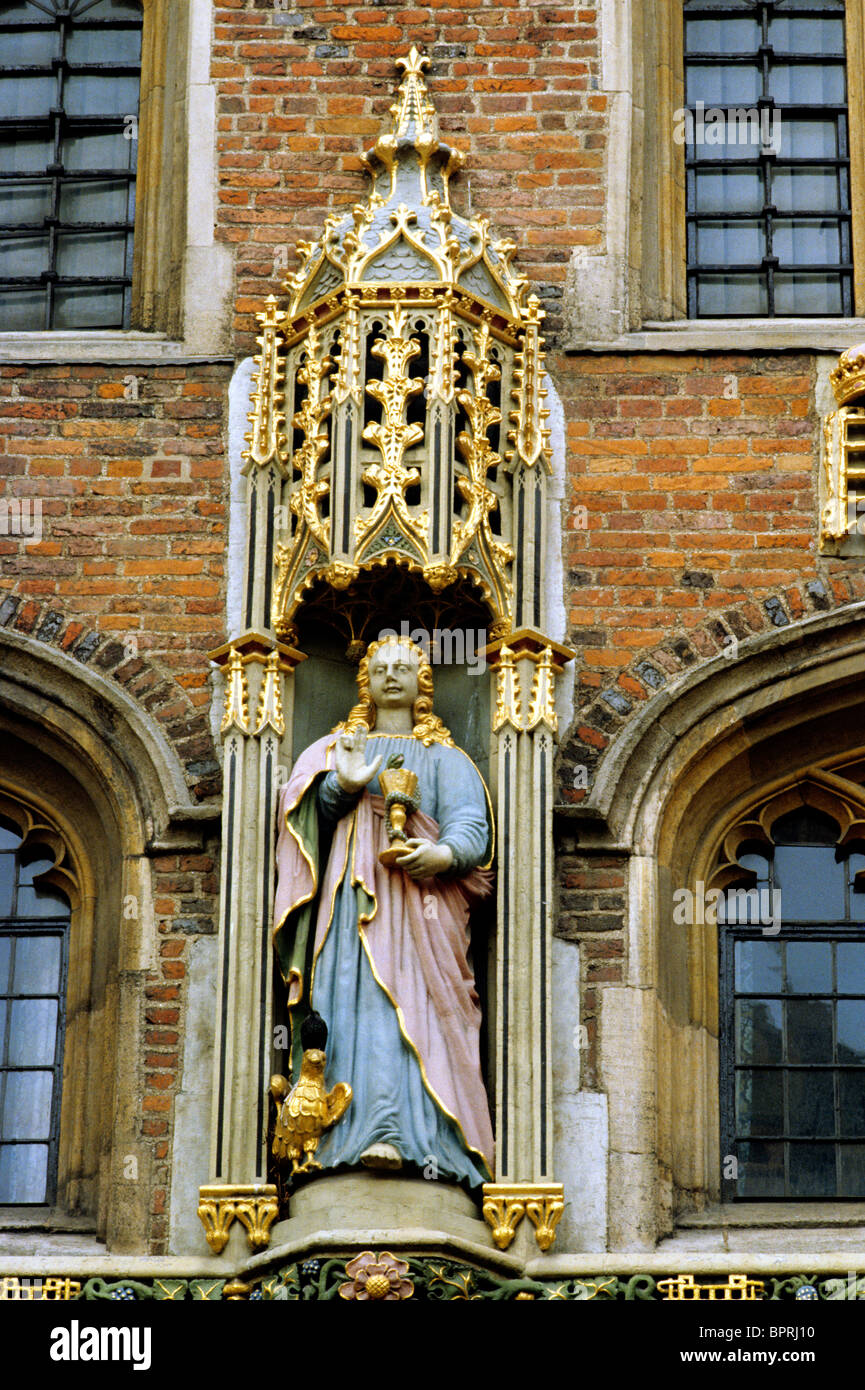 Cambridge, St. John's College, la statua di San Giovanni, gatehouse collegi universitari Inghilterra Inglese Regno Unito statue di santi Foto Stock