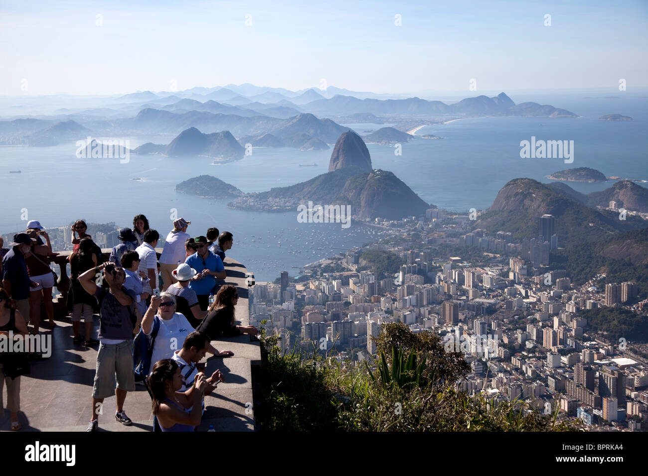 La vista da Rio de Janeiro, Brasile del Cristo Redentor, o Cristo Redentore, statua sul monte Corcovado nel Tijuca Parco Nat. Foto Stock