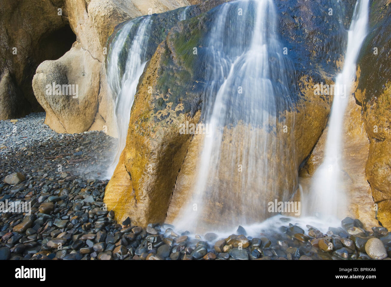 Cascata sulla spiaggia, abbraccio Point State Park, Oregon Coast, STATI UNITI D'AMERICA Foto Stock