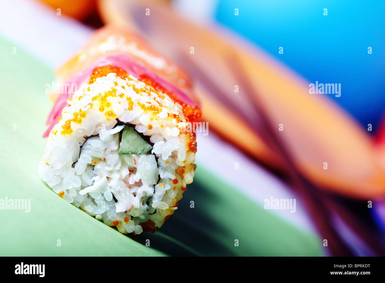 Close-up foto orizzontale del sushi arrotolato con il riso e il cetriolo sul tavolo. Colori brillanti e profondità di campo per Foto Stock