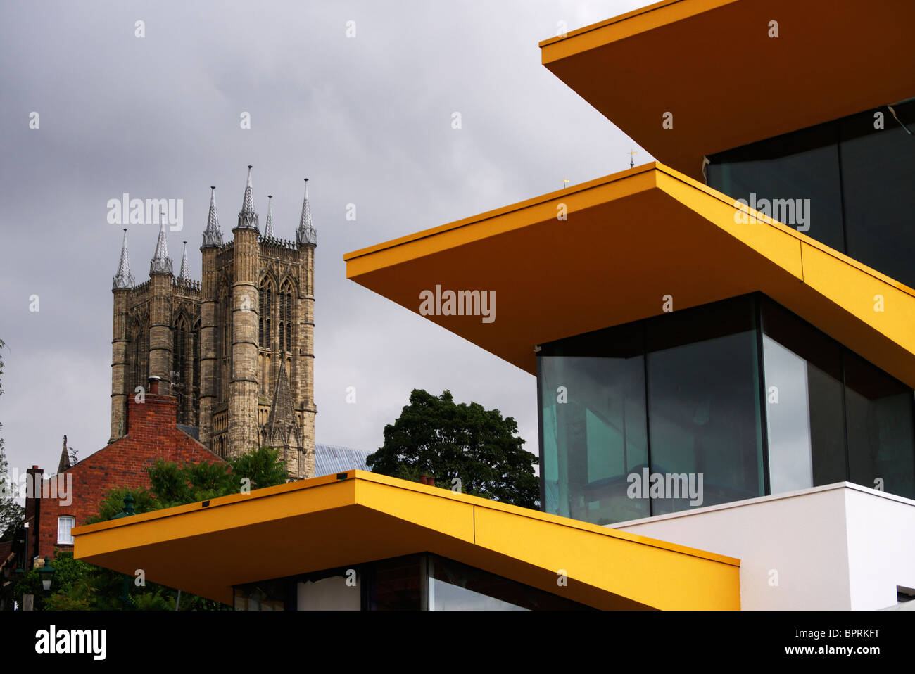 Un edificio nuovo e brillante che assume il gotico delle torri della cattedrale Foto Stock