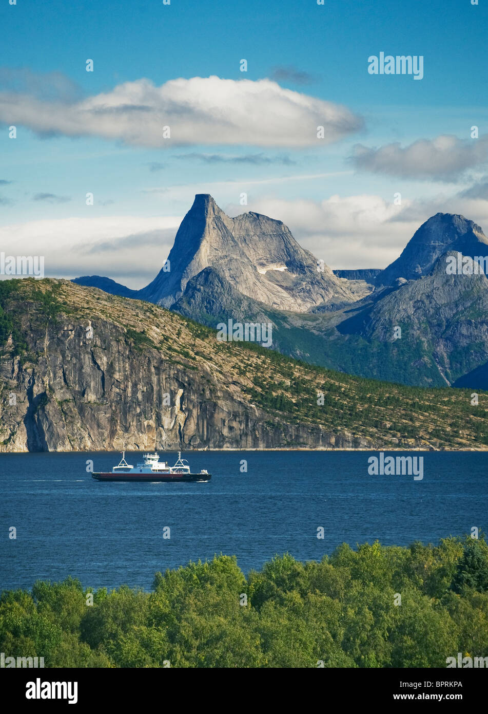 Traversata in traghetto Tysfjord, Norvegia, vista con Stetind, Norvegia Nazionale della Montagna, 1,392 m (4,567 ft) Foto Stock