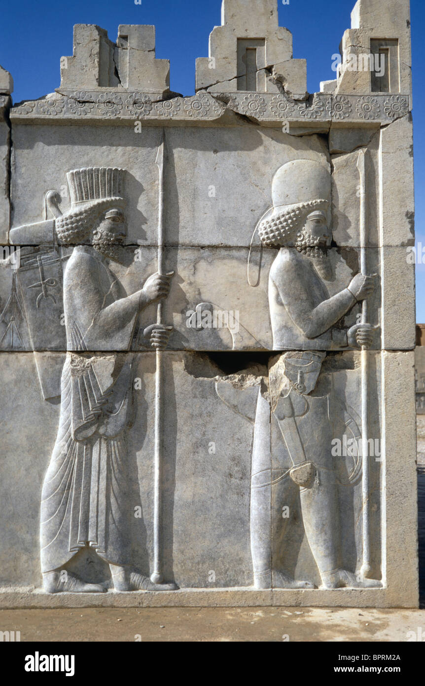 Il persiano e Mede protezioni su scala di Tripylon, Persepolis, Iran 690125 220 Foto Stock