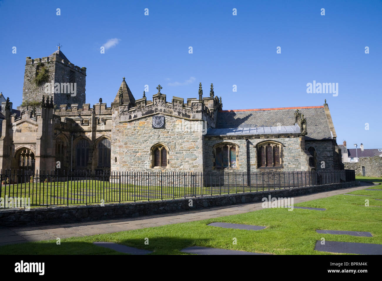 Holyhead Isola di Anglesey St Cybi la chiesa era un forte romano divenne poi un monastero fondato da San Cybi - mura romane attaccata alla chiesa edificio Foto Stock