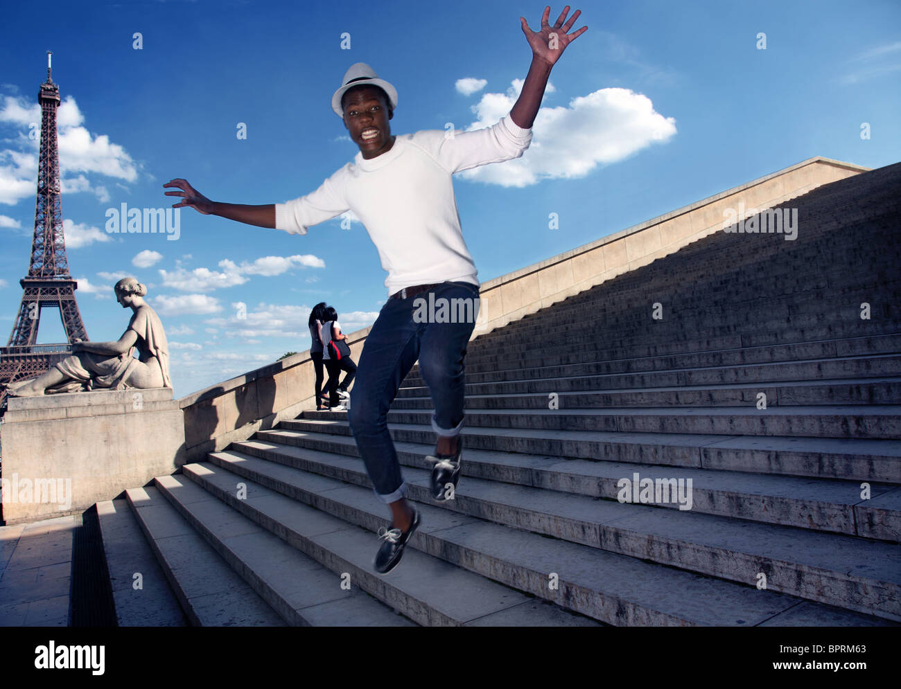 La caduta dell'uomo verso il basso i passi vicino alla torre eiffel. Foto Stock
