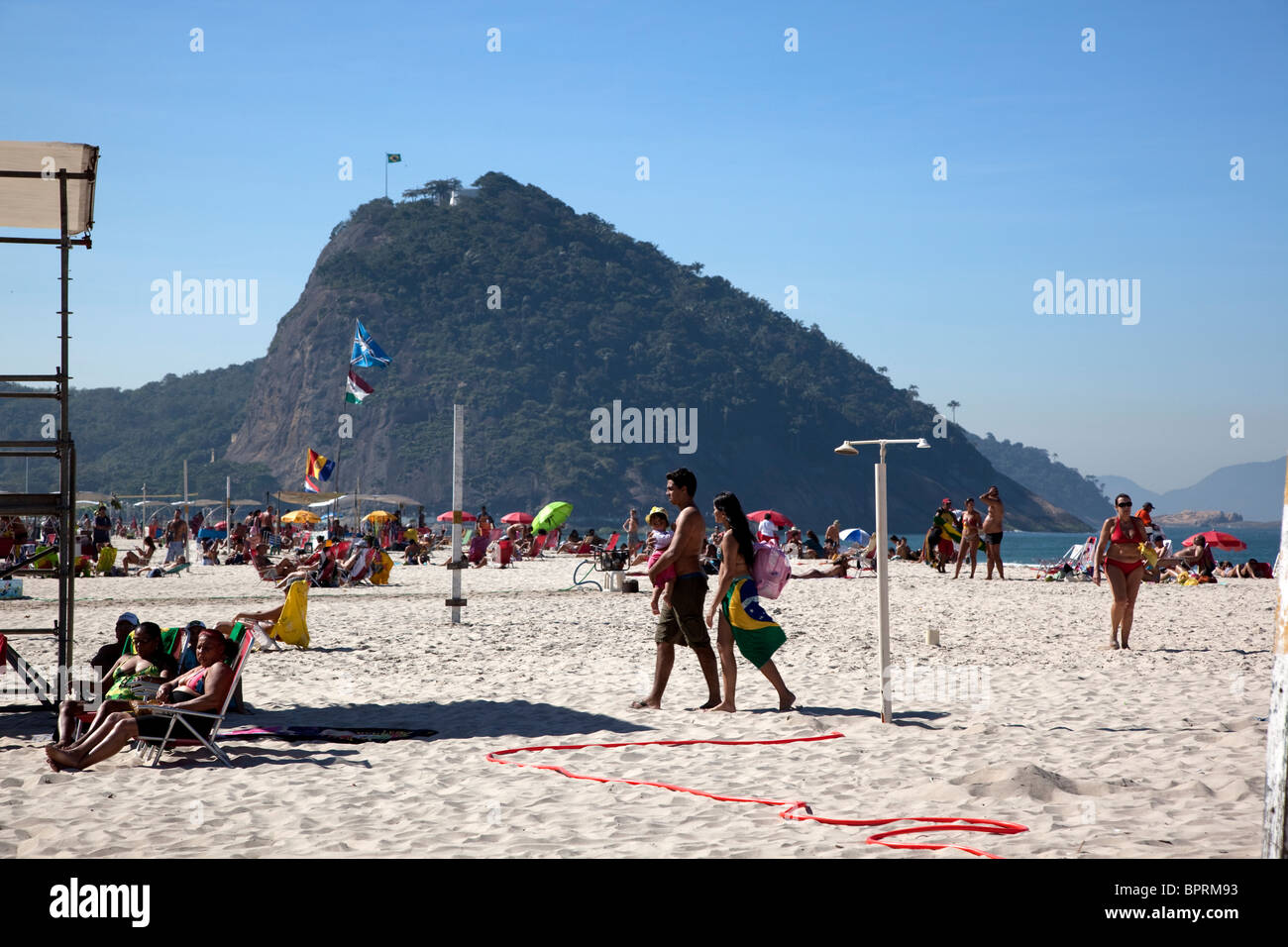 Rio de Janeiro, Brasile la famosa spiaggia di Copacabana, una sabbia bianca Casa Paradiso a buff corpi e minuscolo Brazilian Bikini. Foto Stock