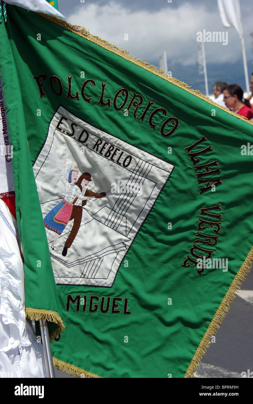 Feste tradizionali dello Spirito Santo a Ponta Delgada, isola di São Miguel, Azzorre, Portogallo, con la gente del posto in costumi vivaci, musicisti e ballerini folcloristici Foto Stock