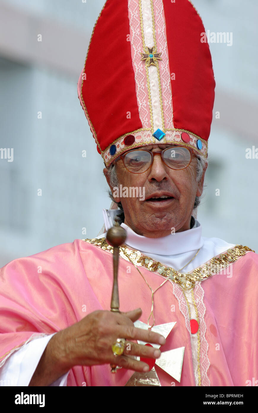 Feste tradizionali dello Spirito Santo a Ponta Delgada, isola di São Miguel, Azzorre, Portogallo, con la gente del posto in costumi vivaci, musicisti e ballerini folcloristici Foto Stock