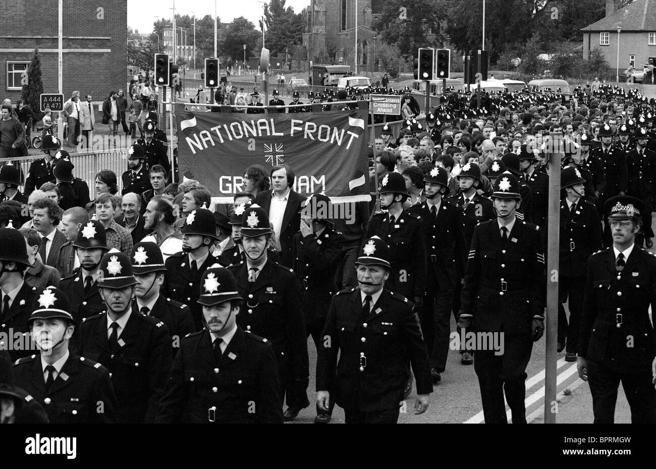 Scorta della polizia National Front march at Nuneaton domenica agosto 1980 foto di Dave Bagnall Foto Stock