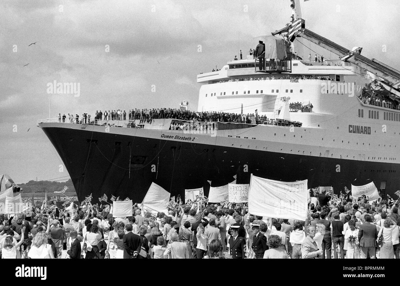 Le truppe delle Falklands tornando a Southampton sul QE2 11/6/82 Foto Stock