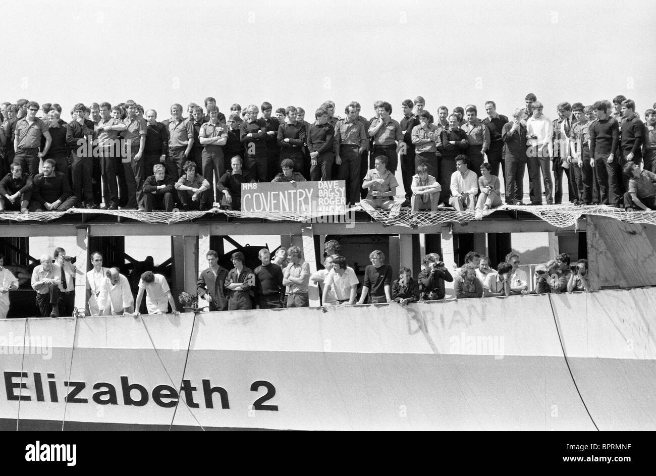 I superstiti di HMS Coventry tornando a Southampton in seguito alla guerra delle Falklands sul QE2 11/6/82 Foto Stock