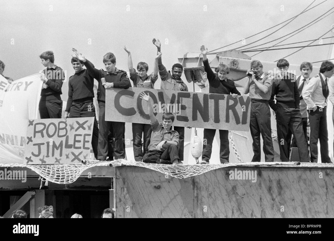 I superstiti di HMS Coventry tornando a Southampton sul QE2 11/6/82 Foto Stock