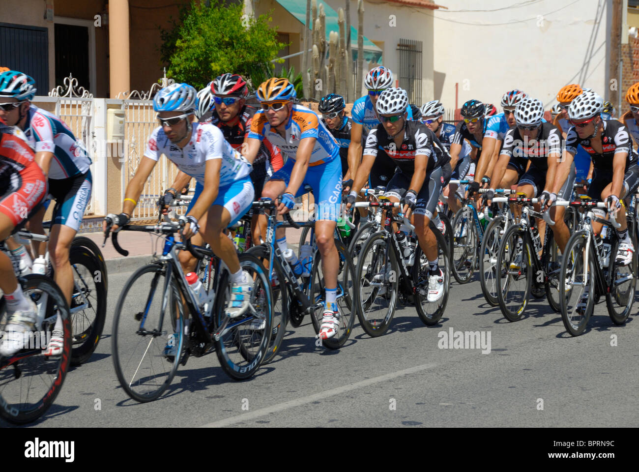 I ciclisti che prendono parte alla Vuelta de Espana passando attraverso Catral, Spagna Foto Stock