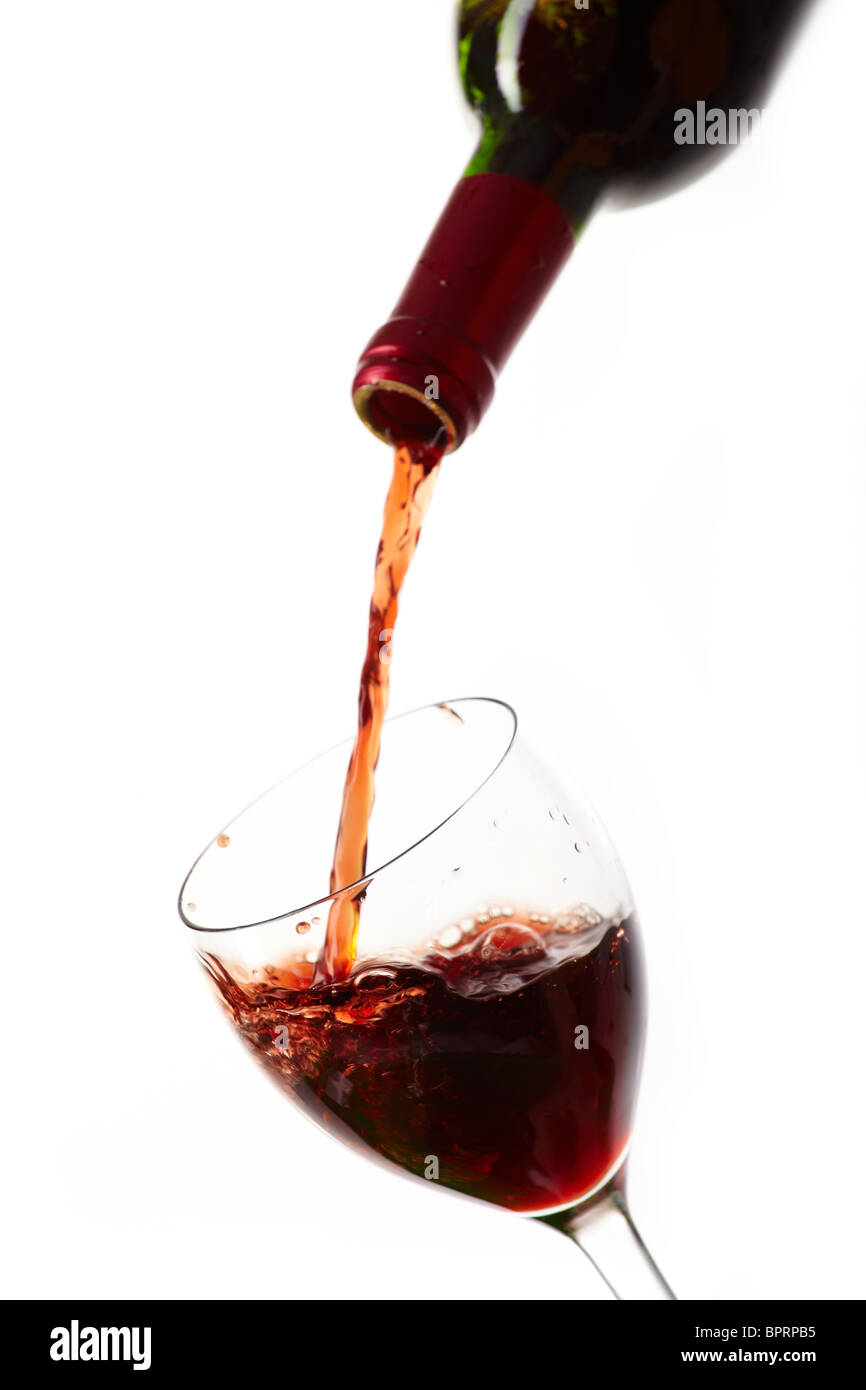 Vino rosso riempire un bicchiere, bere Foto Stock