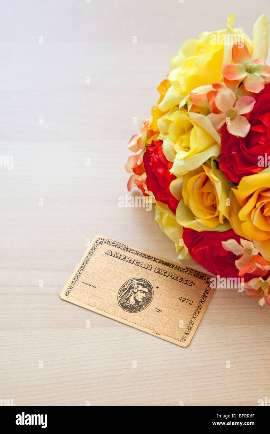 American express gold card accanto a fiori Foto Stock