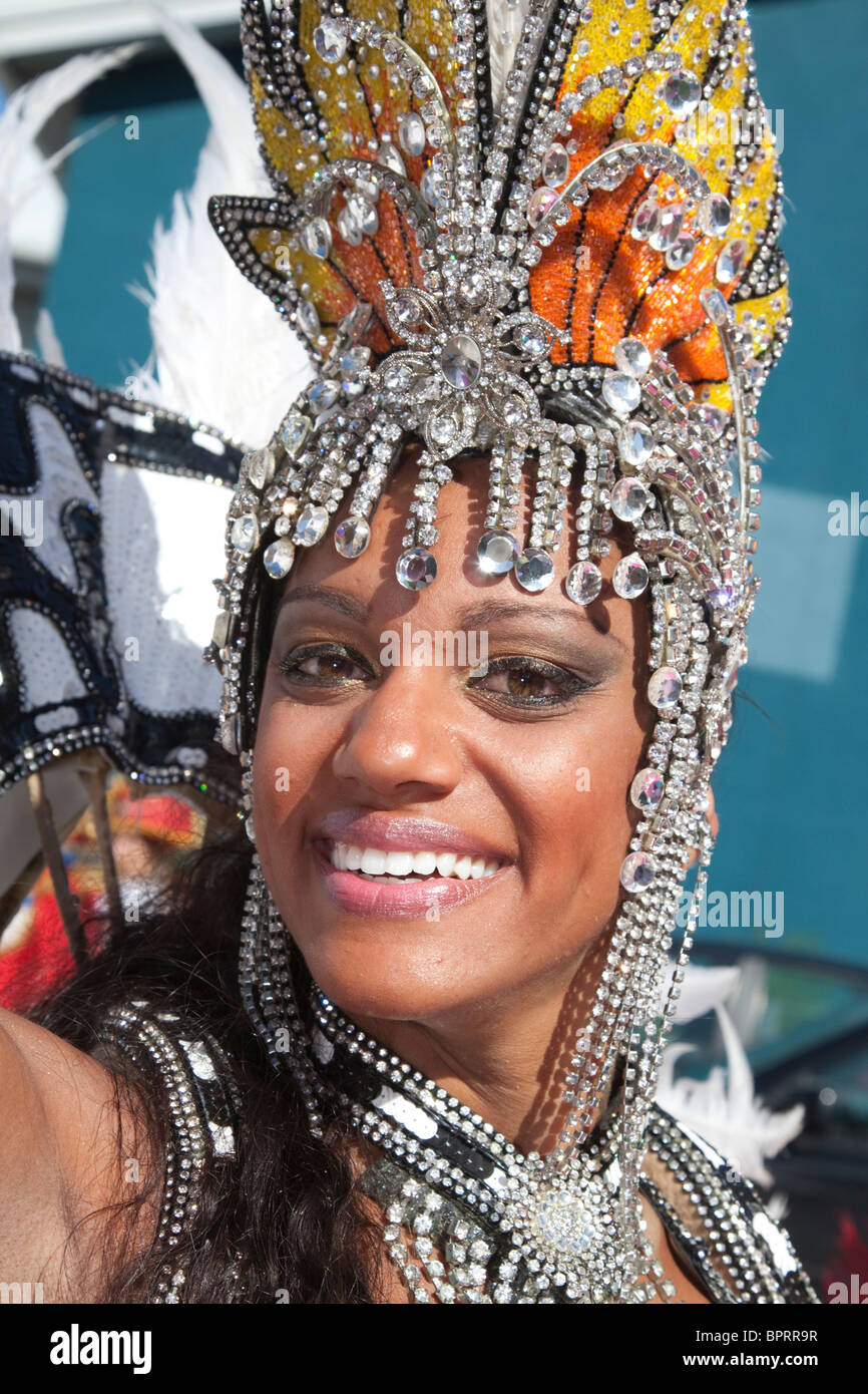 Carnevale di Notting Hill parade, ritratto di una ballerina di Samba, London, England, Regno Unito Foto Stock
