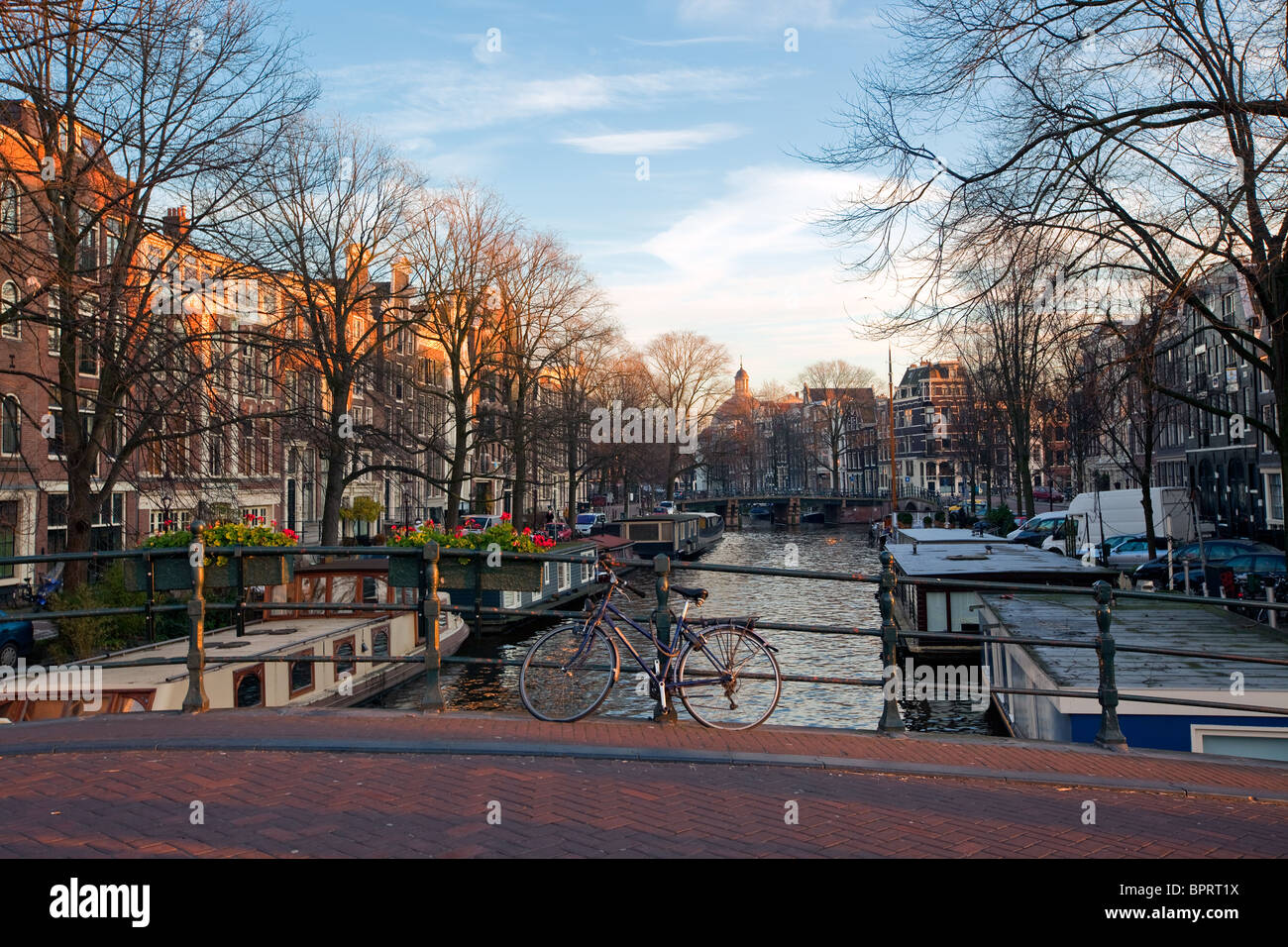 Canali di Amsterdam inverno sunny view. shot orizzontale Foto Stock