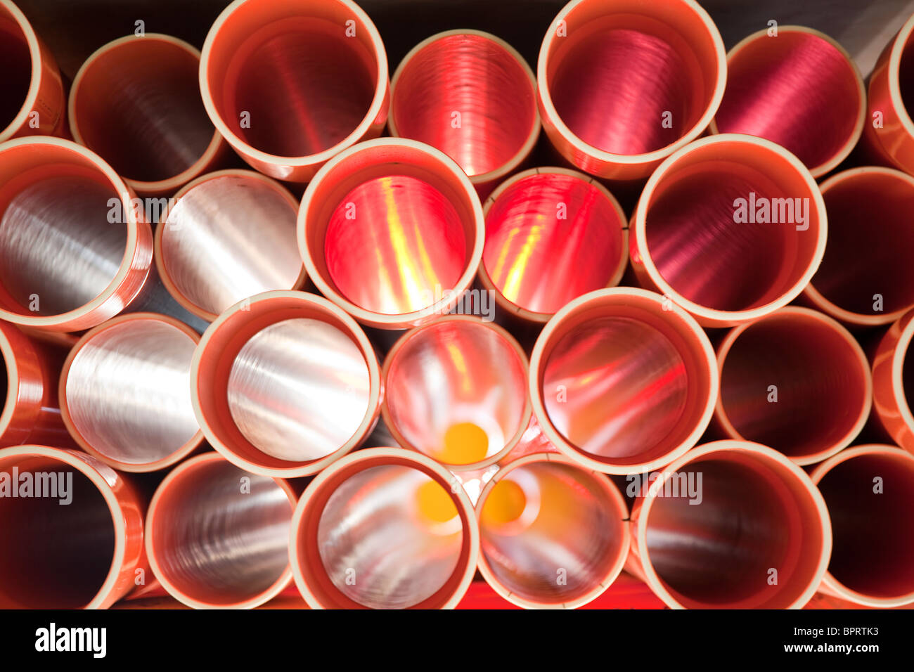 In PVC marrone tubi impilati in sito in costruzione Foto Stock