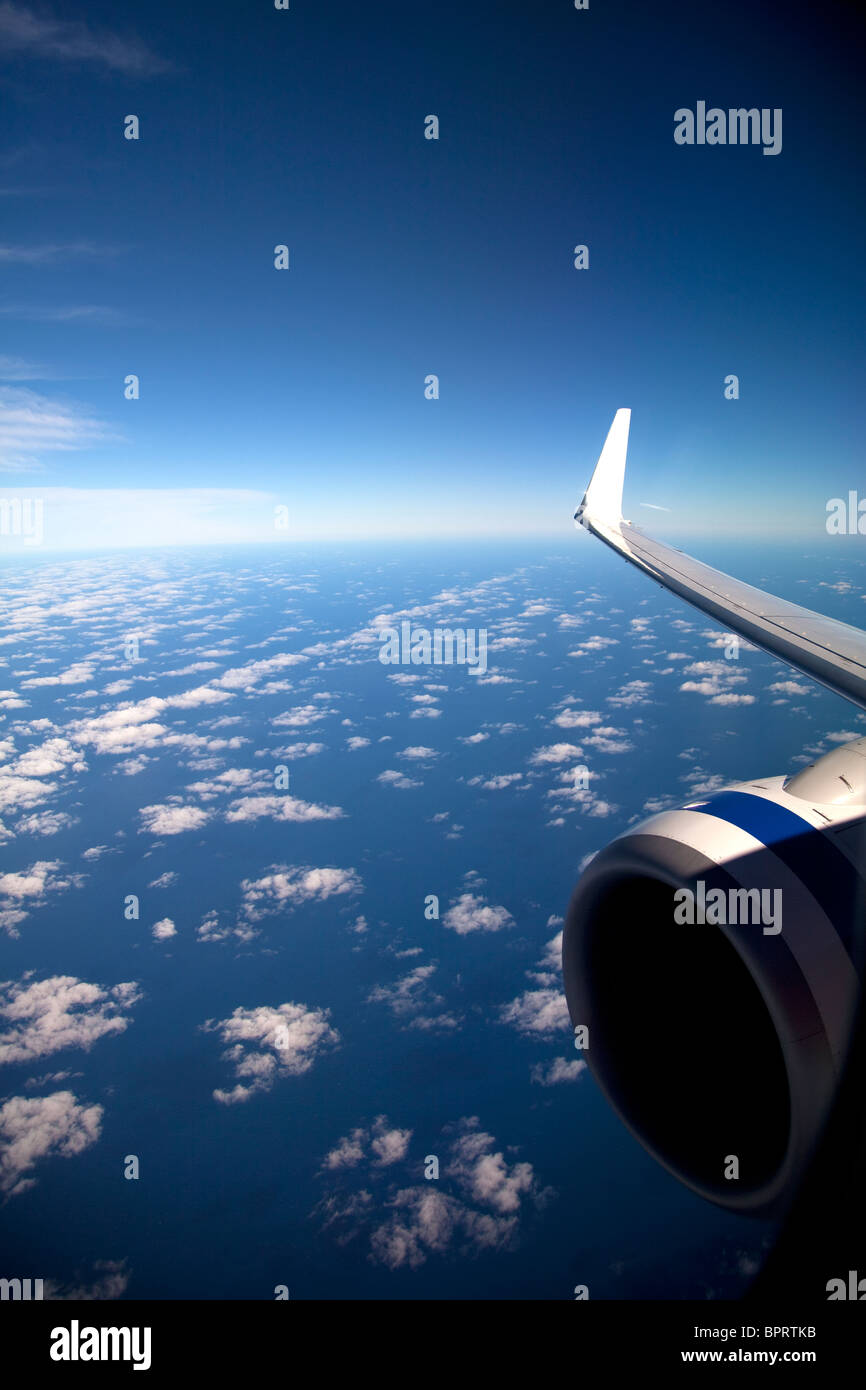 Profondo cielo blu con aeromobili ala fine motore Foto Stock