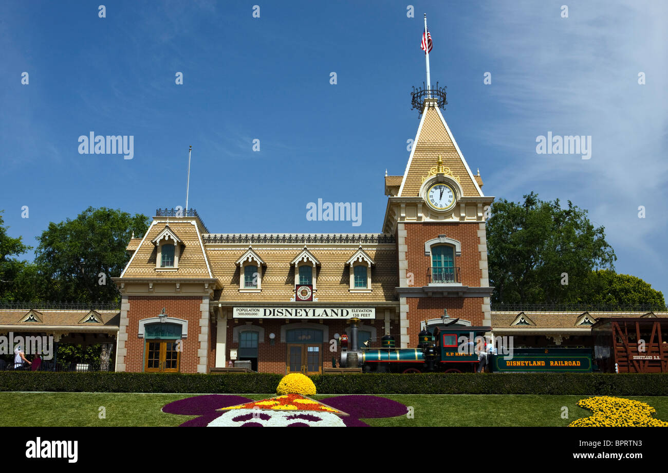 Il Disneyland Railroad Depot situato oltre il biglietto principale cancelli con treno in arrivo, Disneyland Resort, Anaheim, California Foto Stock