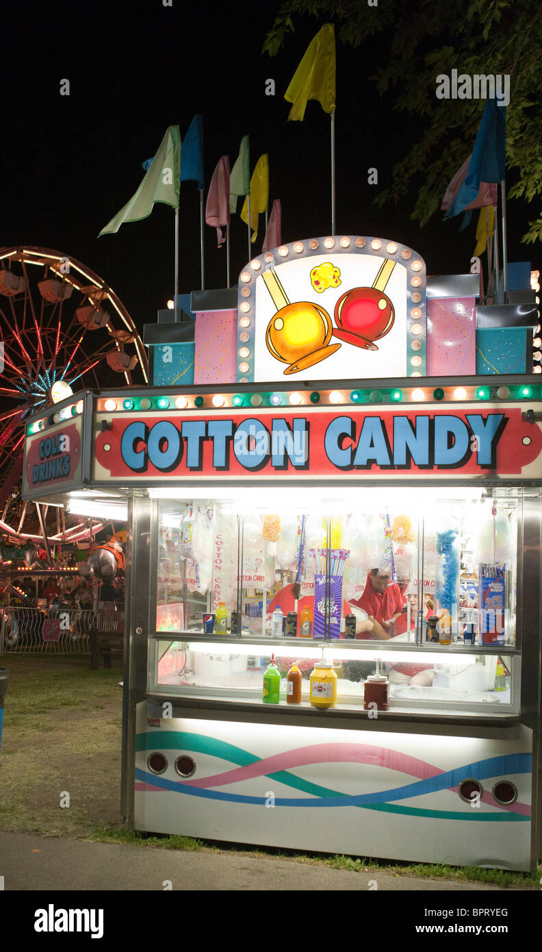 Un cotone illuminato candy stand con ruota panoramica Ferris in background di notte, California Mid-State Fair, Paso Robles California Foto Stock